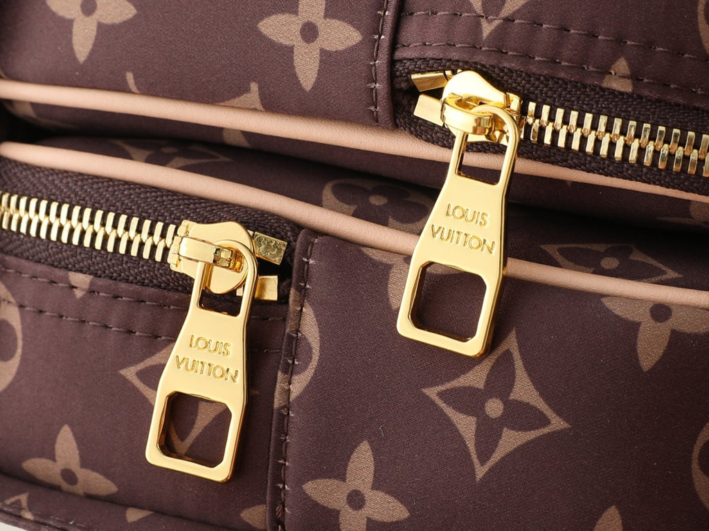 Louis Vuitton Hanging 2 Compartments Monogram Toiletry Bag — detail