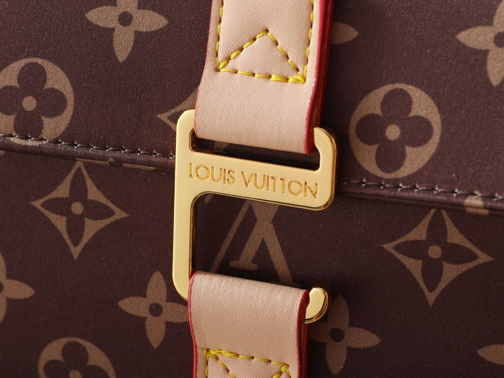 Louis Vuitton Hanging 2 Compartments Monogram Toiletry Bag — detail