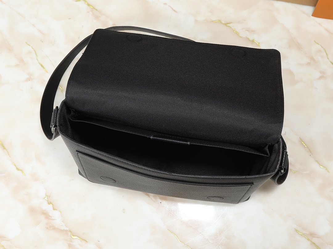 Louis Vuitton Speed Black Leather Messenger Bag — detail