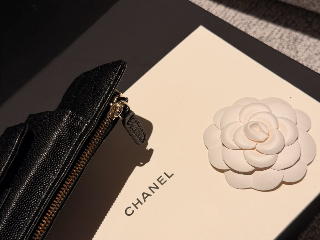 Chanel Diamond-Quilted Chain-Strap Phone Pouch — detail
