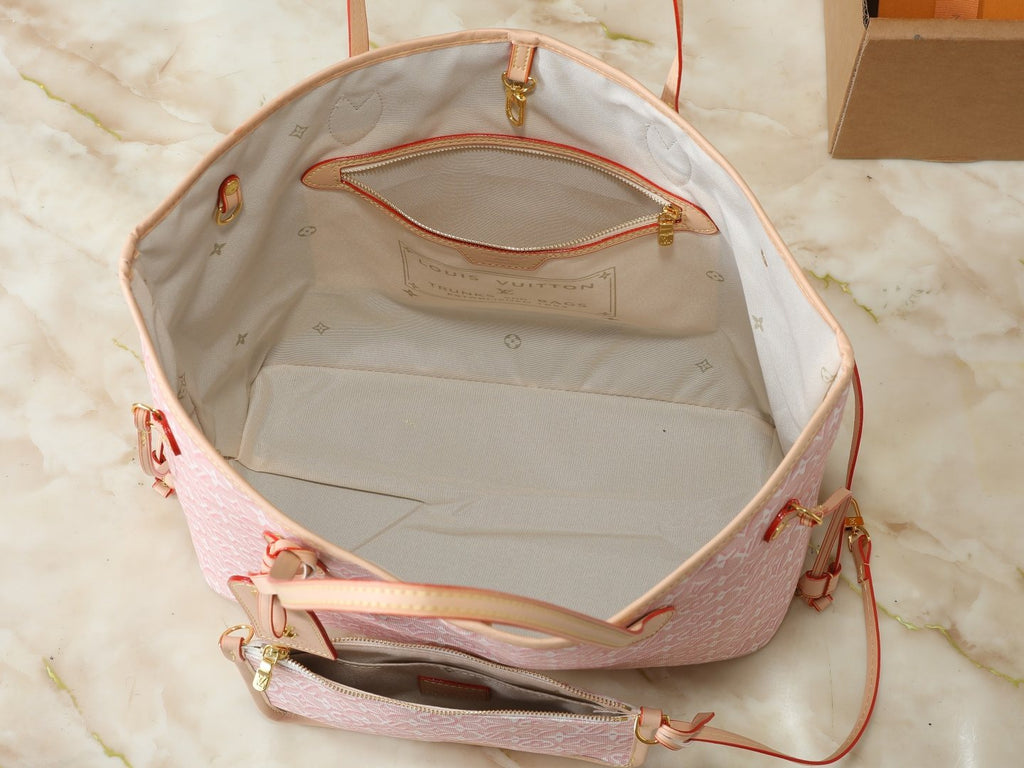 Louis Vuitton Neverfull Monogram Tote with Matching Pouch — detail