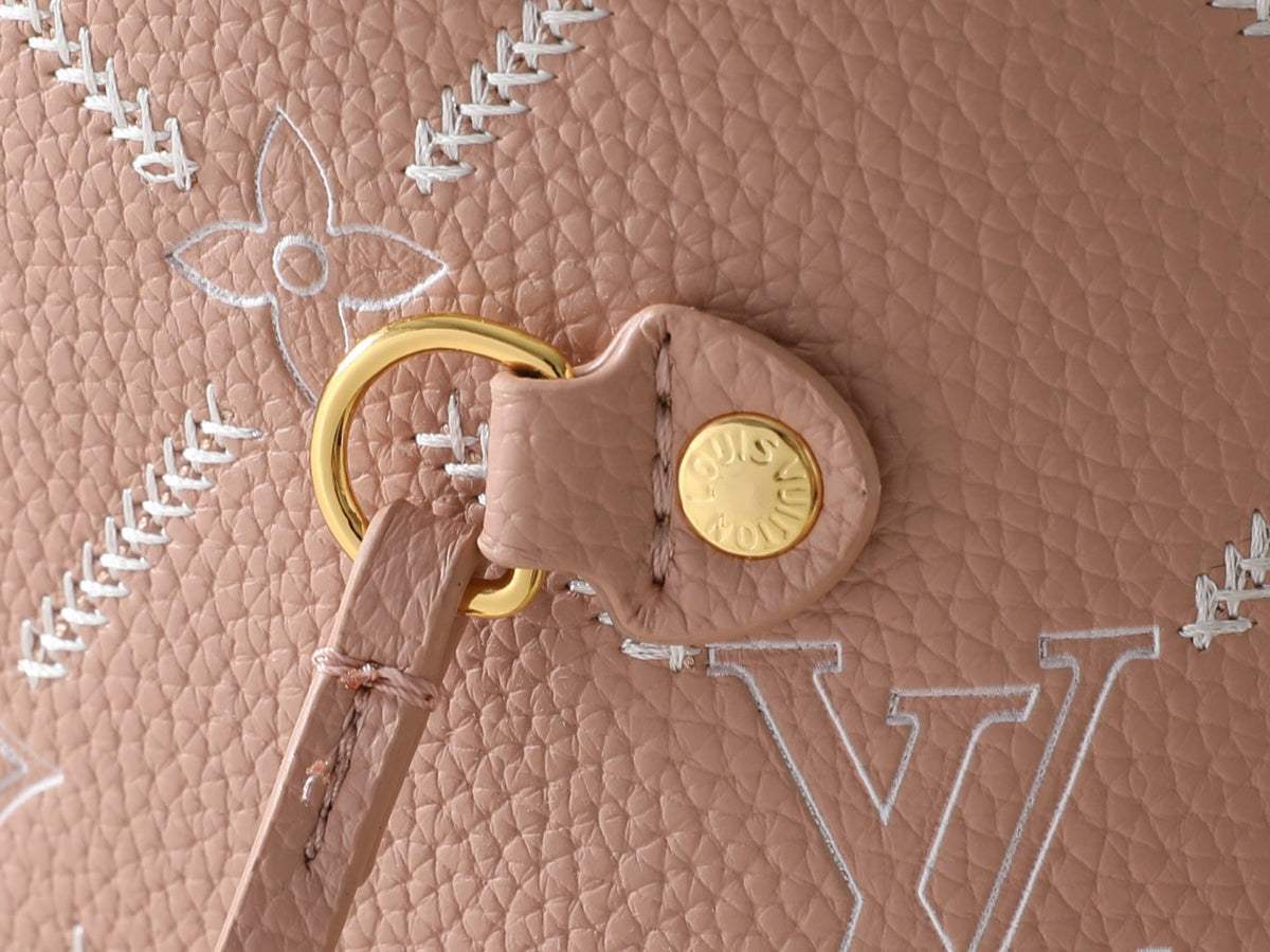 Louis Vuitton Neverfull Monogram Tote with Matching Pouch — detail