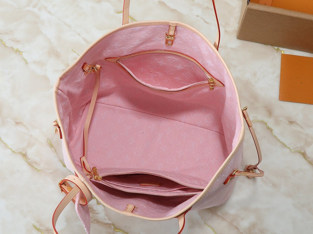 Louis Vuitton Neverfull Monogram Tote — detail