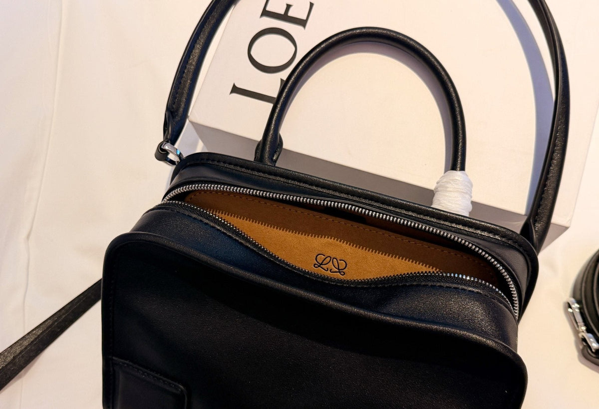 Loewe Amazona180 Zip-Top Handle Bag — detail