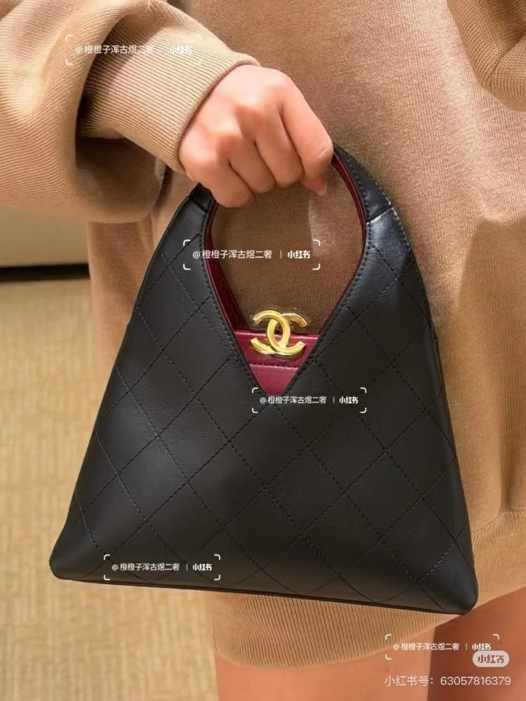 Chanel Diamond-Quilted Integrated-Handle Hobo Bag — model