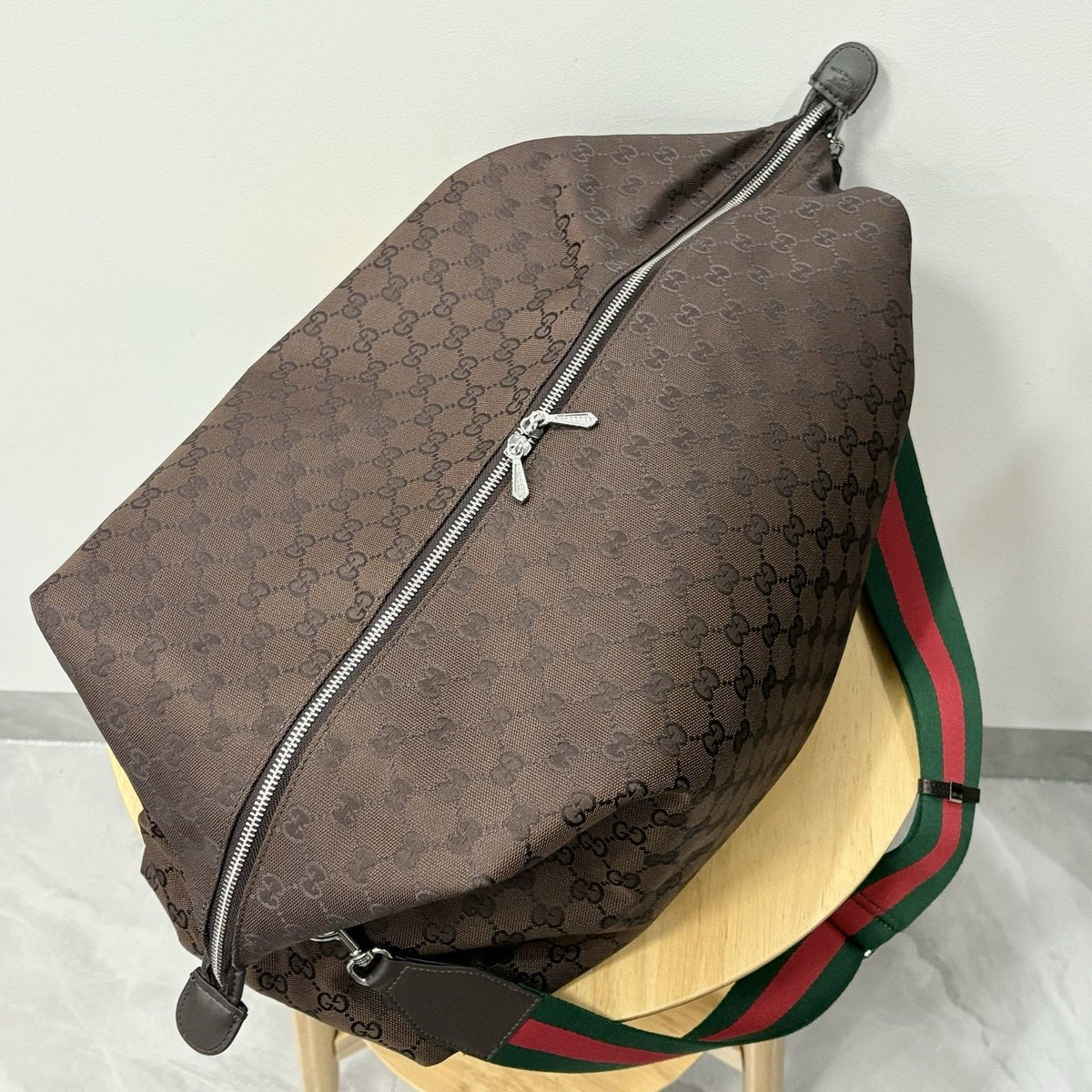 Gucci Curved-Pocket Linked-Handle Shoulder Bag — detail
