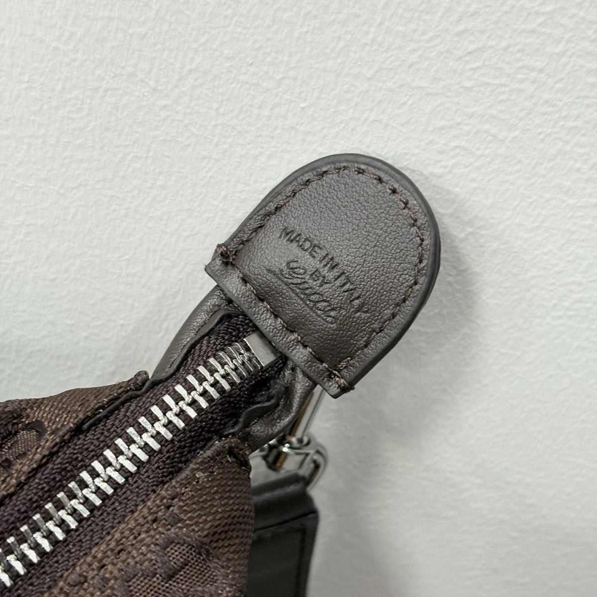 Gucci Curved-Pocket Linked-Handle Shoulder Bag — detail