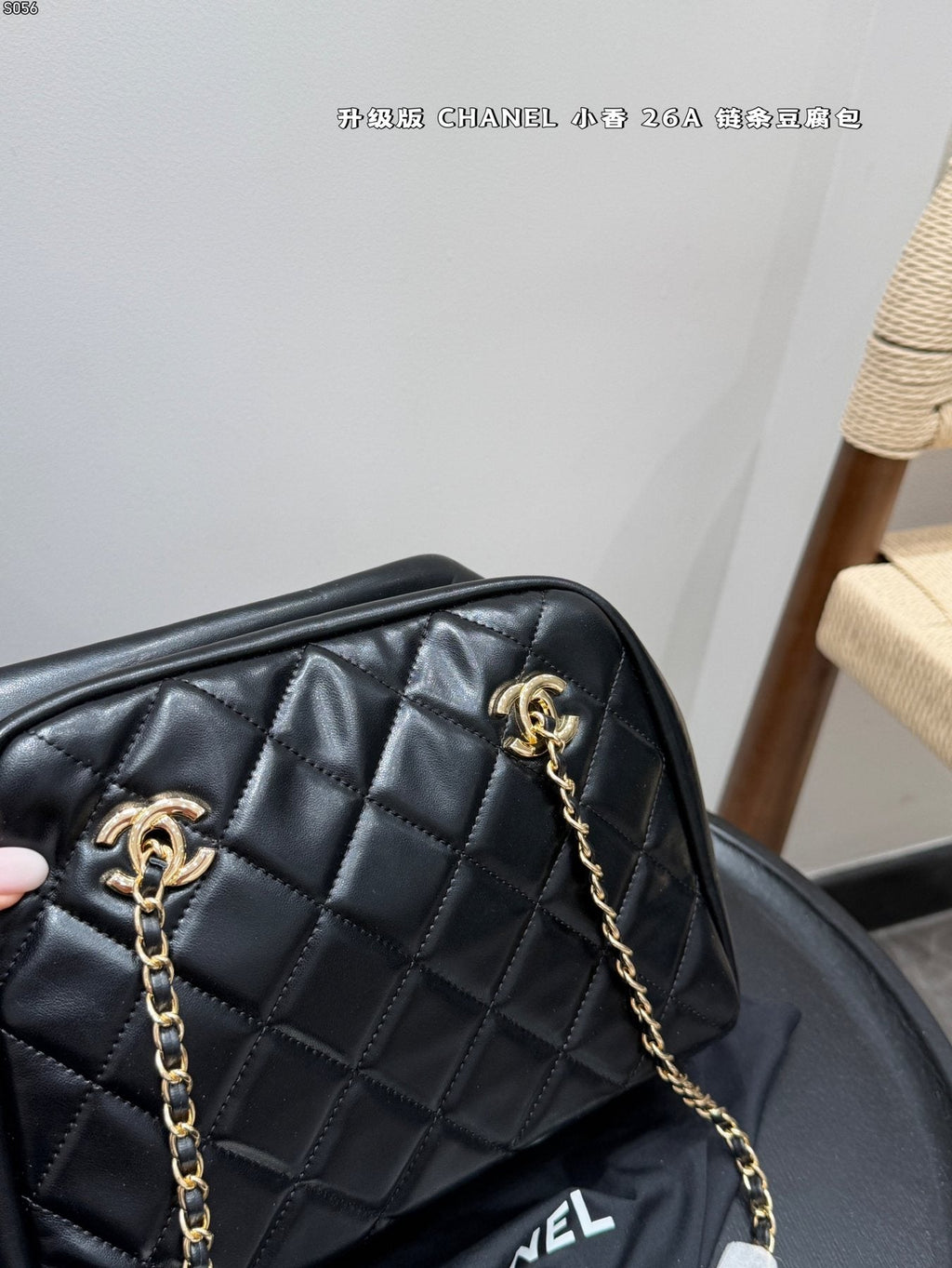 Chanel Diamond-Quilted Chain Shoulder Bag — detail